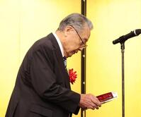 　副賞をのぞきこむ伊東四朗（撮影・佐々木彰尚）