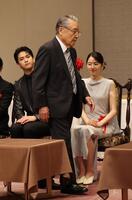 　登壇する伊東四朗。着席する長澤まさみ（右）と甲斐翔真（撮影・佐々木彰尚）