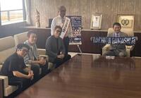 　初宿和夫八王子市長へ表敬訪問をした（左から）ＬＩＴＴＬＥ、ファンキー加藤、ヒロミ、溝口孝英氏