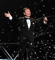 　ラストコンサートでファンに別れを告げる橋幸夫＝２０２３年５月