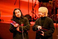 　両手にトロフィーを抱えるＣｒｅｅｐｙ　ＮｕｔｓのＲ－指定（左）とＤＪ松永　©ＣＥＩＰＡ／ＭＵＳＩＣ　ＡＷＡＲＤＳ　ＪＡＰＡＮ２０２５