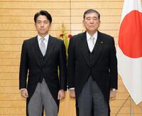 　皇居での認証式を終え、首相官邸で石破首相（右）と記念写真に納まる小泉農相（代表撮影）