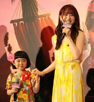 　手をつなぐ永尾柚乃（左）とＭＥ：ＩのＭＯＭＯＮＡ