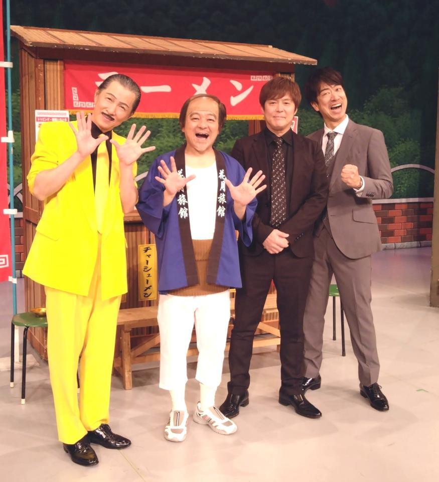 　囲み取材に応じた（左から）アキ、ケン、テンダラー・白川悟実、浜本広晃