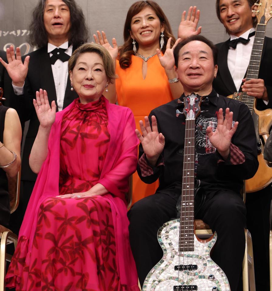 　笑顔で手を振る由紀さおり（左）と中村梅雀（撮影・金田祐二）