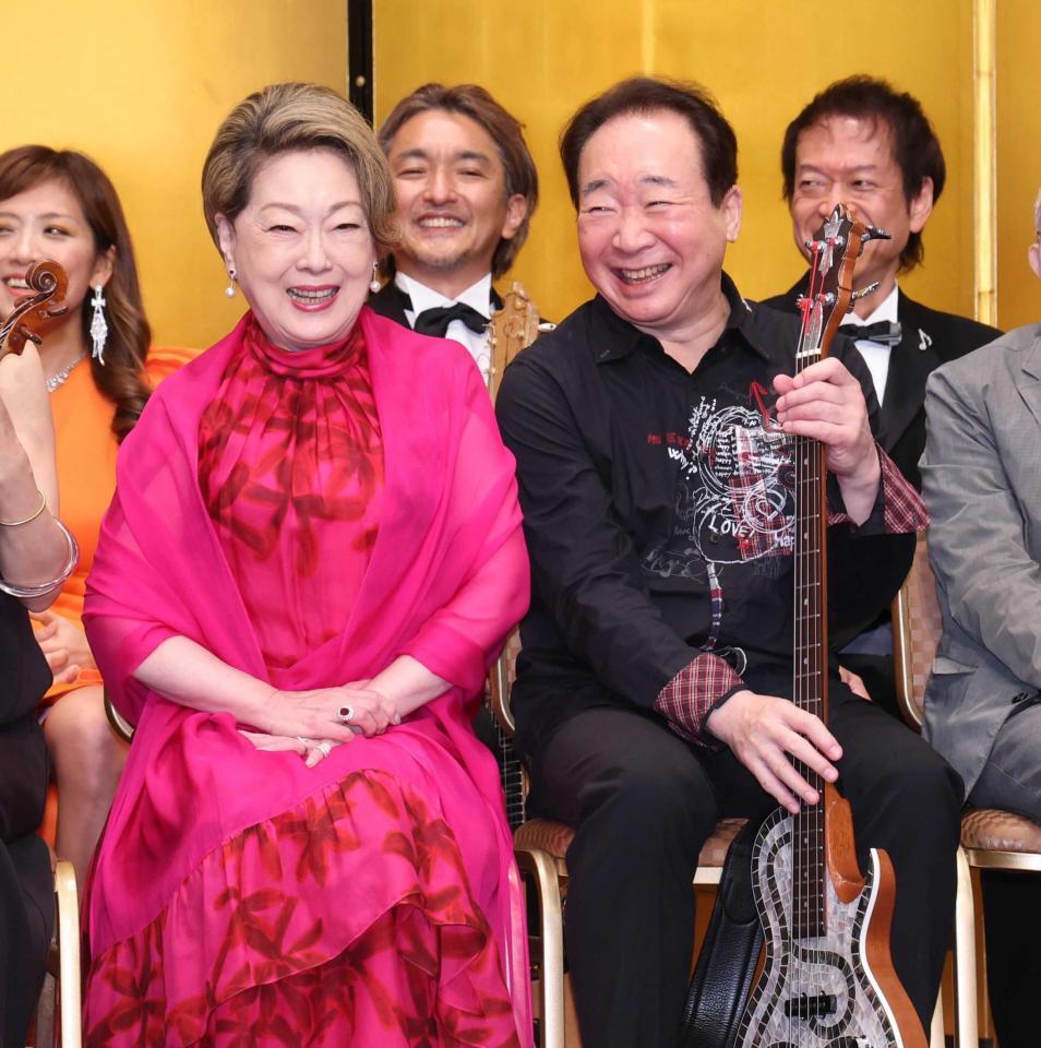 　演奏を披露した中村梅雀（右）と笑顔で話す由紀さおり（撮影・金田祐二）