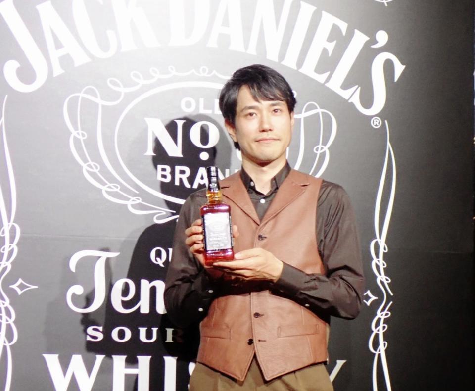 　ジャックダニエルのボトルを手にする松山ケンイチ