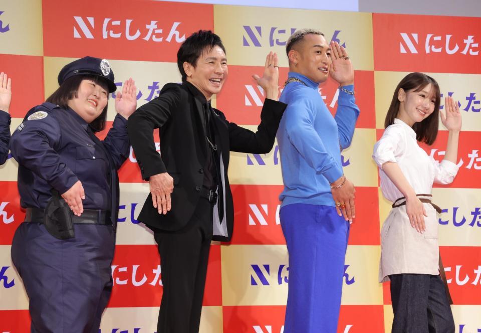 　笑顔でＮポーズを決める（左から）３時のヒロインのかなで、郷ひろみ、関口メンディー、柏木由紀（撮影・西岡正）