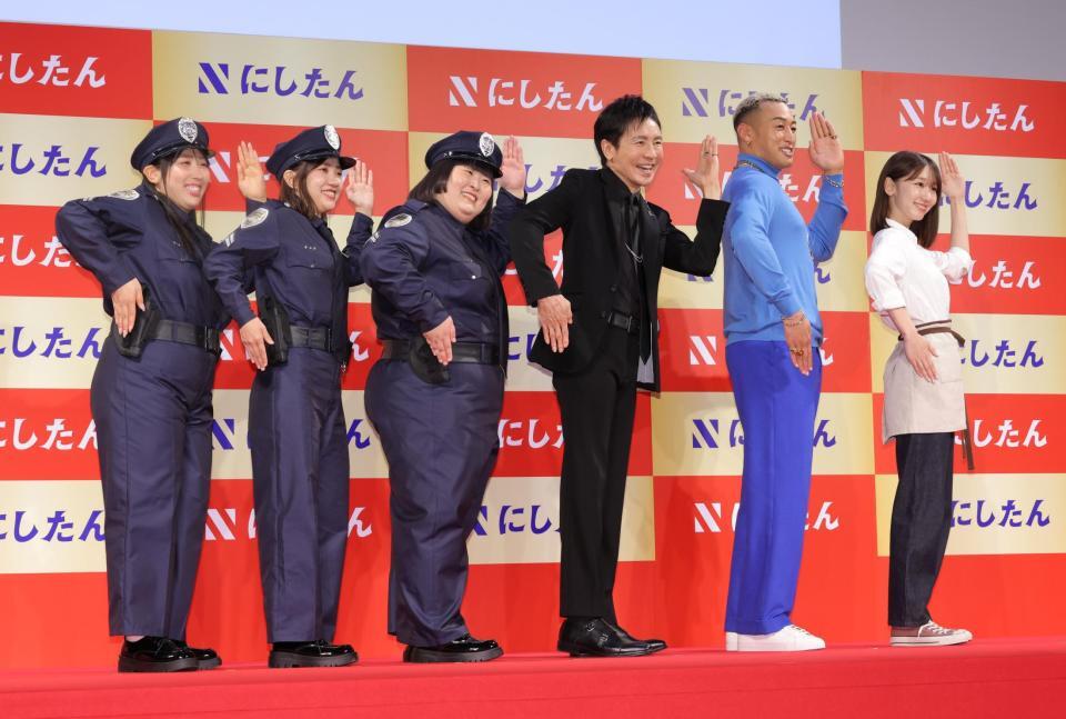 　Ｎポーズを決める（左から）３時のヒロイン（ゆめっち、福田麻貴、かなで）、郷ひろみ、関口メンディー、柏木由紀（撮影・西岡正）