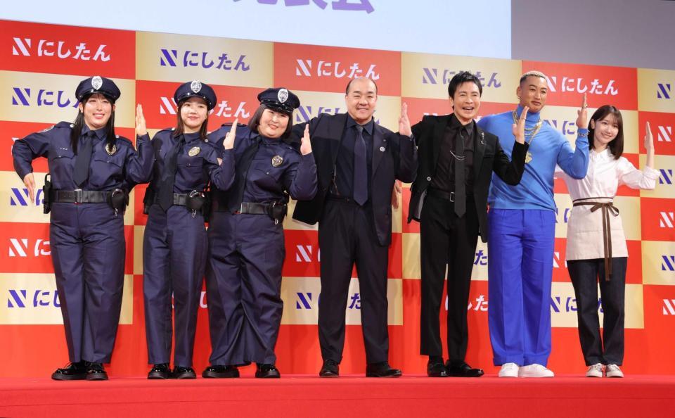 　Ｎポーズを決める（左から）３時のヒロイン・ゆめっちと福田麻貴とかなで、西村誠司社長、郷ひろみ、関口メンディー、柏木由紀（撮影・西岡正）