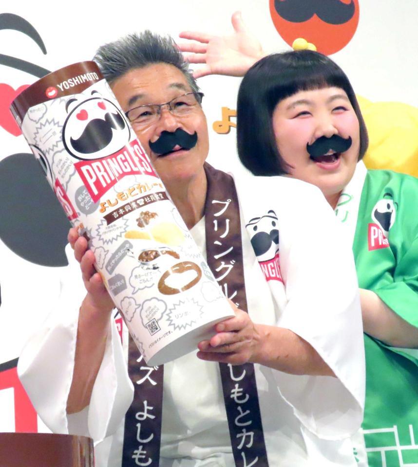 　「よしもとカレー味」をＰＲする間寛平（左）と酒井藍