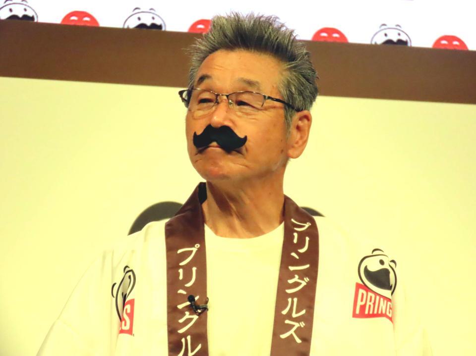 　プリングルズよしもとカレー味商品発表会に出席した間寛平