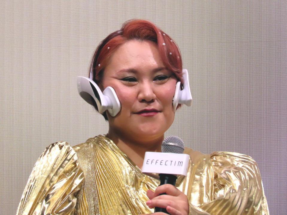 　クイックフェイシャルトレーナーを着用し肌のケアをするバービー