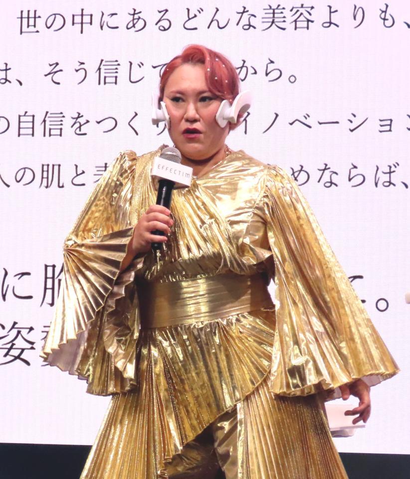 　フェイシャルクイックトレーナーを着用し肌のお手入れをするバービー