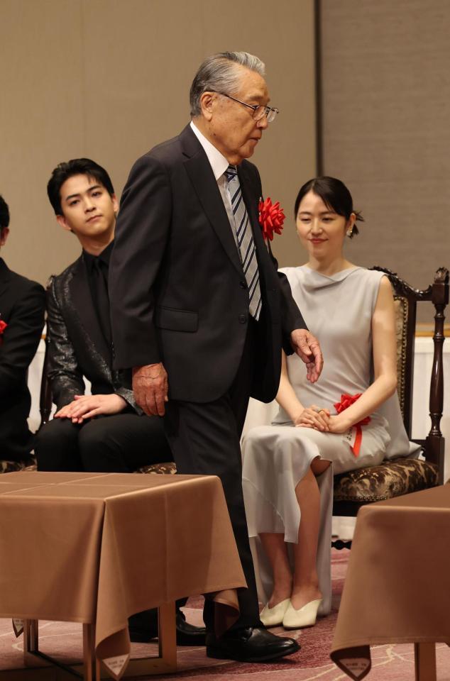 　登壇する伊東四朗。着席する長澤まさみ（右）と甲斐翔真（撮影・佐々木彰尚）