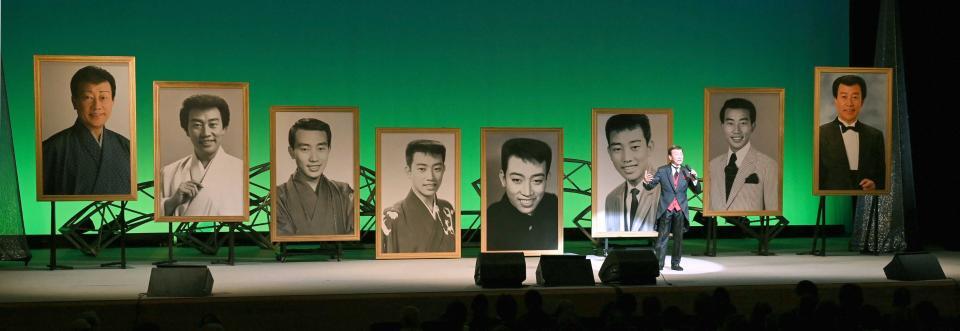 　ステージ上に若かりし頃の写真が並ぶ前でコンサートを行った橋幸夫＝２０２３年５月