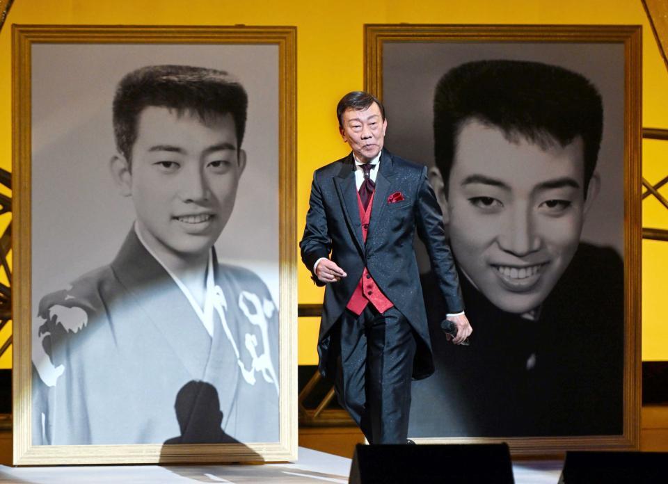 　若かりし時の写真を背に熱唱する橋幸夫＝２０２３年５月