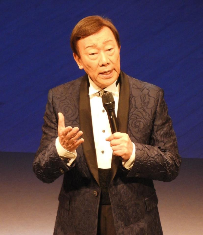 　アルツハイマー型認知症公表後初のステージで歌声を響かせた橋幸夫