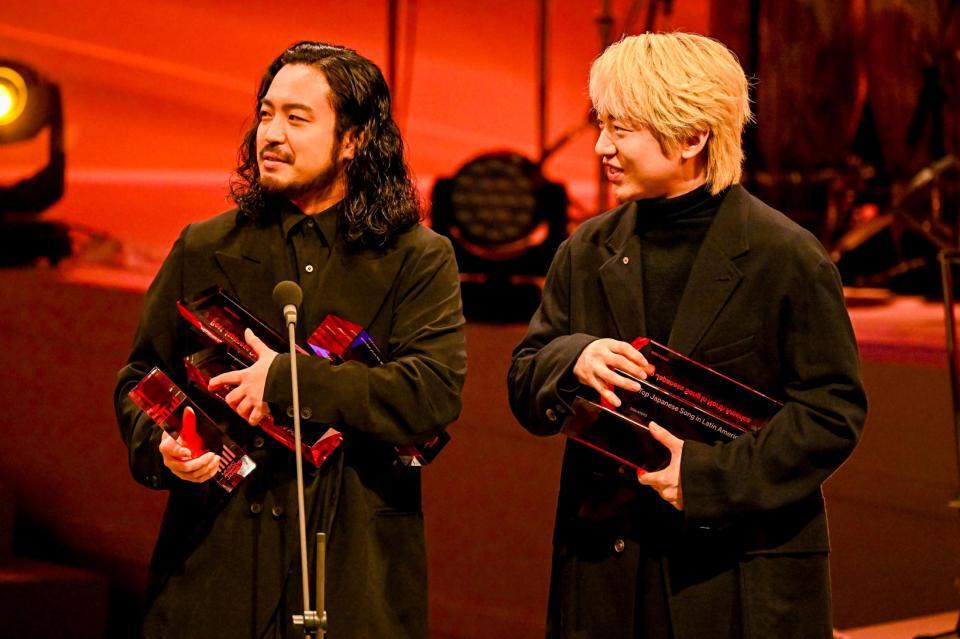 　両手にトロフィーを抱えるＣｒｅｅｐｙ　ＮｕｔｓのＲ－指定（左）とＤＪ松永　©ＣＥＩＰＡ／ＭＵＳＩＣ　ＡＷＡＲＤＳ　ＪＡＰＡＮ２０２５