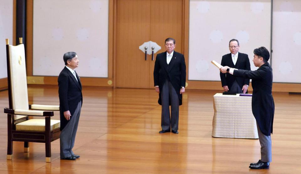 　天皇陛下から認証を受ける小泉農相（右）。中央は石破首相（代表撮影）