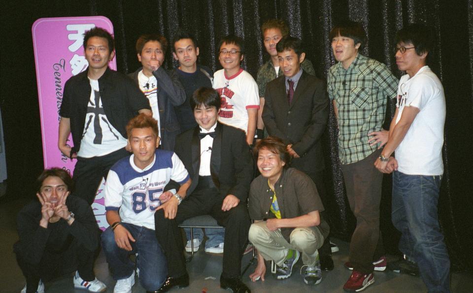 ２００１年６月１０日、「天然素材同窓会」に参加した（後列右から２人目）雨上がり決死隊・蛍原