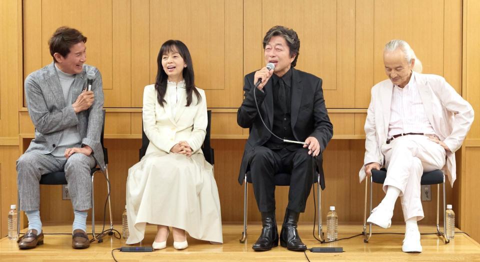 　笑顔で話す（左から）田中健、岡田奈々、中村雅俊、秋野太作