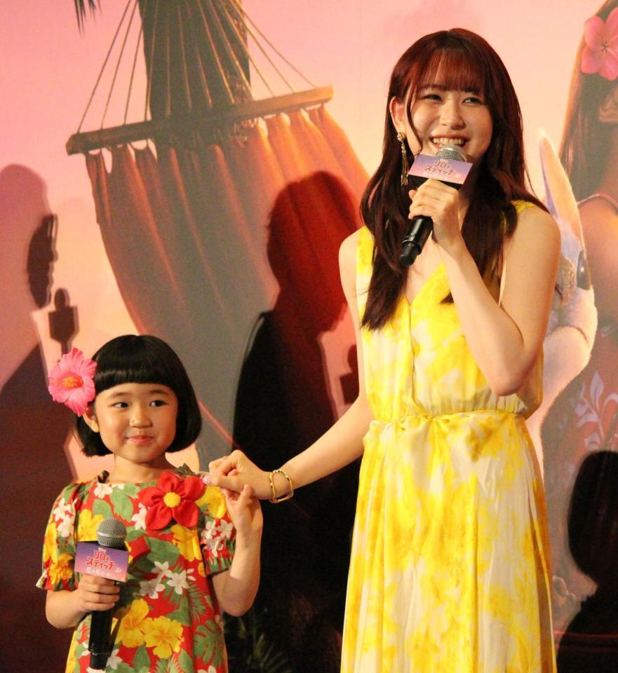 　手をつなぐ永尾柚乃（左）とＭＥ：ＩのＭＯＭＯＮＡ