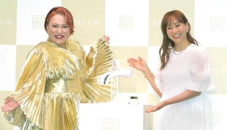 　新商品をＰＲする藤本美貴（右）とバービー