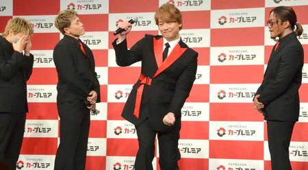 　ジェスチャーゲームを行う香取慎吾（中央）