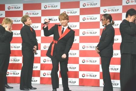 　「カープレミア」新ＣＭ発表会でジェスチャーゲームに挑戦する香取慎吾（中央）