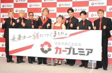 　「カープレミア」新ＣＭ発表会に登場した香取慎吾（左から４人目）、渡辺直美（同５人目）とＧＥＮＥＲＡＴＩＯＮＳ　ｆｒｏｍ　ＥＸＩＬＥ　ＴＲＩＢＥの（左から）小森隼、白濱亜嵐、数原龍友、（２人おいて）片寄涼太、佐野玲於、中務裕太