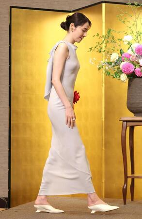 　タイトなロングドレス姿で登壇する授賞式に出席した長澤まさみ（撮影・佐々木彰尚）