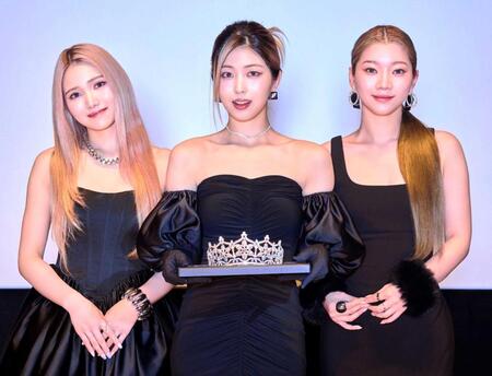 　時価総額１０億円のダイヤモンドティアラを持つＩＳ：ＳＵＥの（左から）ＮＡＮＯ、ＹＵＵＫＩ、ＲＩＮＯ（Ｃ）ＬＡＰＯＮＥ　ＧＩＲＬＳ
