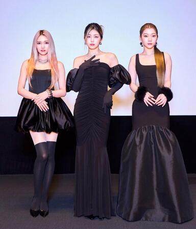 　華やかな黒のドレス姿のＩＳ：ＳＵＥの（左から）ＮＡＮＯ、ＹＵＵＫＩ、ＲＩＮＯ　©ＬＡＰＯＮＥ　ＧＩＲＬＳ