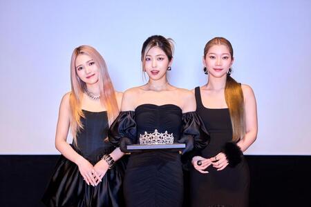 　時価総額１０億円のダイヤモンドティアラとともに撮影に応じたＩＳ：ＳＵＥの（左から）ＮＡＮＯ、ＹＵＵＫＩ、ＲＩＮＯ　©ＬＡＰＯＮＥ　ＧＩＲＬＳ