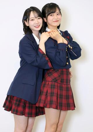 　笑顔でポーズをとるＡＫＢ４８・成田香姫奈（左）と新井彩永（撮影・棚橋慶太）