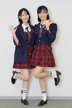 　笑顔でポーズをとるＡＫＢ４８・成田香姫奈（左）と新井彩永（撮影・棚橋慶太）