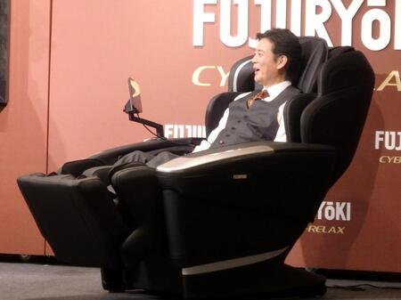 　マッサージチェアを体験する唐沢寿明