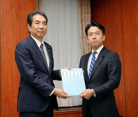 　江藤前農相（左）から引き継ぎを受ける小泉農相