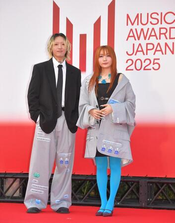 　「ＭＵＳＩＣ　ＡＷＡＲＤＳ　ＪＡＰＡＮ　２０２５」授賞式のレッドカーペットを歩くＹＯＡＳＯＢＩ＝ロームシアター京都（撮影・出月俊成）