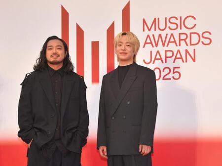 　「ＭＵＳＩＣ　ＡＷＡＲＤＳ　ＪＡＰＡＮ　２０２５」授賞式のレッドカーペットを歩くＣｒｅｅｐｙ　Ｎｕｔｓ＝ロームシアター京都（撮影・出月俊成）