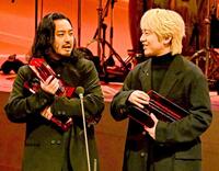 　７つのトロフィーを抱えるＣｒｅｅｐｙ　ＮｕｔｓのＲ-指定（左）とＤＪ松永（Ｃ）ＣＥＩＰＡ／ＭＵＳＩＣ　ＡＷＡＲＤＳ　ＪＡＰＡＮ２０２５