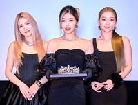 　時価総額１０億円のダイヤモンドティアラを持つＩＳ：ＳＵＥの（左から）ＮＡＮＯ、ＹＵＵＫＩ、ＲＩＮＯ（Ｃ）ＬＡＰＯＮＥ　ＧＩＲＬＳ