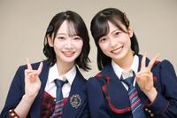 笑顔でポーズをとるＡＫＢ４８・成田香姫奈（左）と新井彩永（撮影・棚橋慶太）