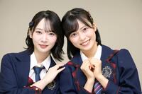 　笑顔でポーズをとるＡＫＢ４８・成田香姫奈（左）と新井彩永（撮影・棚橋慶太）