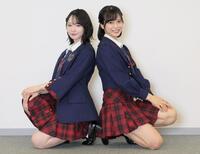 　笑顔でポーズをとるＡＫＢ４８・成田香姫奈（左）と新井彩永（撮影・棚橋慶太）