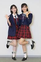 　笑顔でポーズをとるＡＫＢ４８・成田香姫奈（左）と新井彩永（撮影・棚橋慶太）