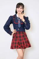 　笑顔でポーズをとるＡＫＢ４８・新井彩永（撮影・棚橋慶太）