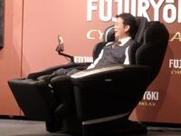 　マッサージチェアを体験する唐沢寿明