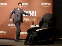 　笑顔でポーズを決める唐沢寿明